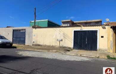 Imagem: A casa possui 4 Dormitórios, 3 Banheiros, 3 Vagas na garagem