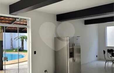 Imagem: A casa possui 5 Dormitórios, 5 Banheiros, 4 Vagas na garagem