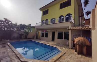 Imagem: A casa possui 4 Dormitórios, 5 Banheiros, 5 Vagas na garagem