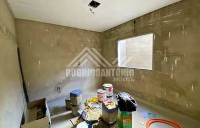 Imagem: A casa possui 2 Dormitórios, 1 Banheiro, 1 Vaga na garagem