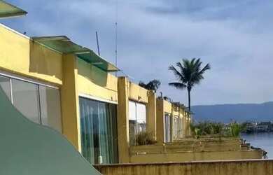 Imagem: A casa possui 2 Dormitórios, 2 Banheiros, 1 Vaga na garagem