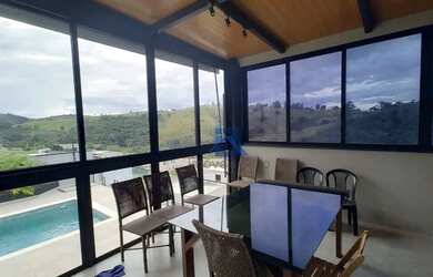 Imagem: A casa em condomínio possui 4 Dormitórios, 5 Banheiros, 5