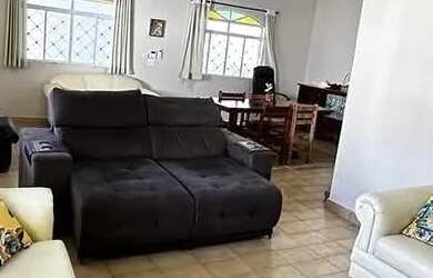 Imagem: A casa possui 2 Dormitórios, 2 Banheiros, 2 Vagas na garagem