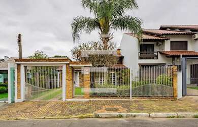 Imagem: A casa possui 3 Dormitórios, 3 Banheiros, 2 Vagas na garagem