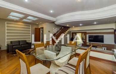 Imagem: A casa possui 4 Dormitórios, 5 Banheiros, 4 Vagas na garagem