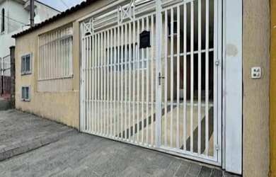 Imagem: A casa possui 2 Dormitórios, 2 Banheiros, 2 Vagas na garagem