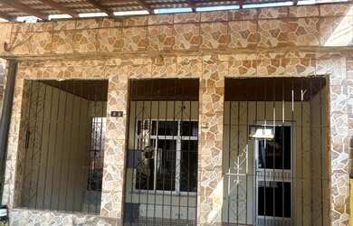 Imagem: A casa possui 4 Dormitórios, 2 Banheiros, 1 Vaga na garagem