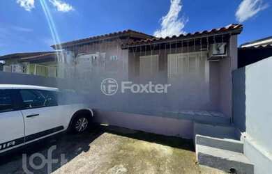 Imagem: A casa possui 2 Dormitórios, 1 Banheiro, 2 Vagas na garagem