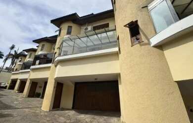 Imagem: A casa em condomínio possui 3 Dormitórios, 4 Banheiros, 2