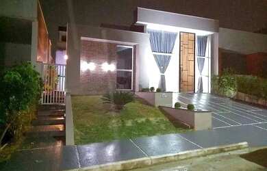 Imagem: A casa em condomínio possui 3 Dormitórios, 1 Banheiro, 2 Vagas