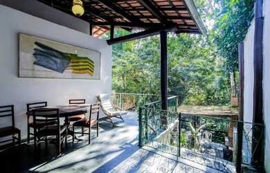 Imagem: A casa possui 5 Dormitórios, 5 Banheiros, 4 Vagas na garagem