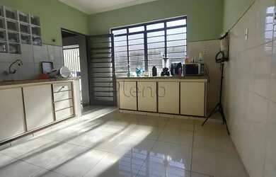 Imagem: A casa possui 4 Dormitórios, 2 Banheiros, 2 Vagas na garagem