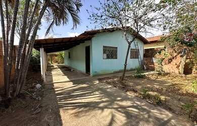 Imagem: A casa possui 3 Dormitórios, 2 Banheiros, 4 Vagas na garagem