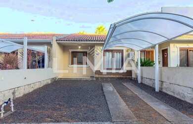 Imagem: A casa possui 2 Dormitórios, 2 Banheiros, 3 Vagas na garagem