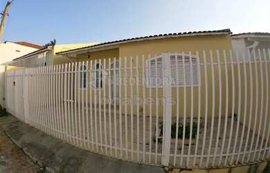 Imagem: A casa possui 3 Dormitórios, 1 Banheiro, 1 Vaga na garagem