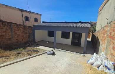 Imagem: A casa possui 2 Dormitórios, 1 Banheiro, 3 Vagas na garagem