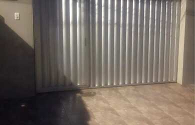 Imagem: A casa possui 3 Dormitórios, 3 Banheiros, 2 Vagas na garagem