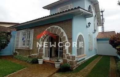 Imagem: A casa possui 5 Dormitórios, 4 Banheiros, 4 Vagas na garagem