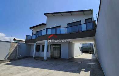 Imagem: A casa possui 4 Dormitórios, 5 Banheiros, 4 Vagas na garagem