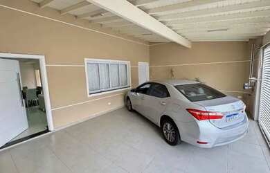 Imagem: A casa possui 4 Dormitórios, 4 Banheiros, 3 Vagas na garagem