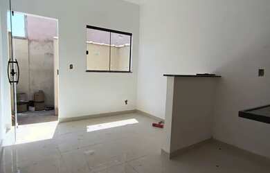 Imagem: A casa possui 1 Dormitório, 1 Banheiro, 1 Vaga na garagem