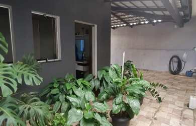 Imagem: A casa possui 2 Dormitórios, 2 Banheiros, 1 Vaga na garagem