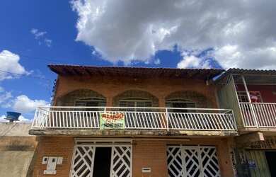 Imagem: A casa possui 3 Dormitórios, 2 Banheiros, 1 Vaga na garagem