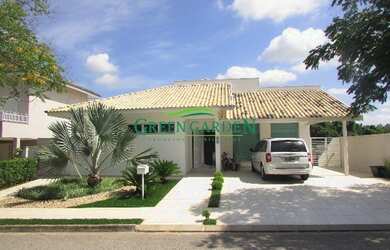 Imagem: A casa possui 4 Dormitórios, 5 Banheiros, 4 Vagas na garagem