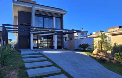 Imagem: A casa possui 2 Dormitórios, 2 Banheiros, 2 Vagas na garagem