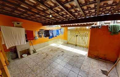 Imagem: A casa possui 1 Dormitório, 1 Banheiro, 125m² de Área e Varanda