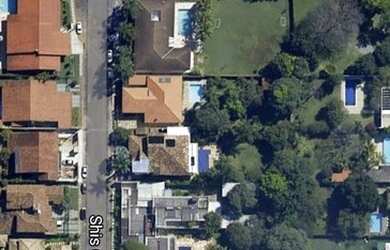 Imagem: A casa possui 4 Dormitórios, 5 Banheiros, 5 Vagas na garagem