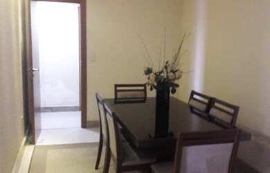 Imagem: O apartamento possui 3 Dormitórios, 1 Banheiro, 2 Vagas na