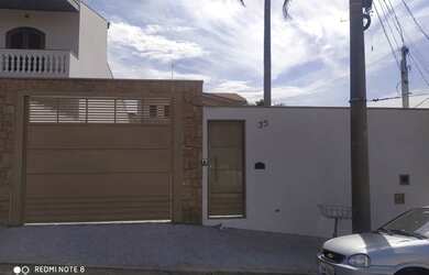 Imagem: A casa possui 2 Dormitórios, 1 Banheiro, 1 Vaga na garagem