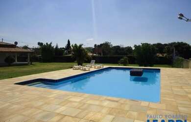 Imagem: A casa possui 5 Dormitórios, 4 Banheiros, 5 Vagas na garagem