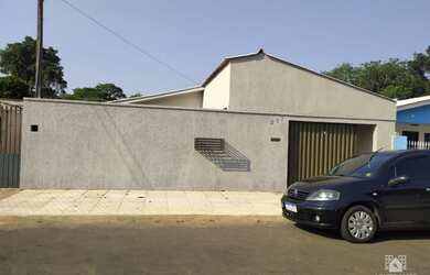 Imagem: A casa possui 4 Dormitórios, 2 Banheiros, 2 Vagas na garagem