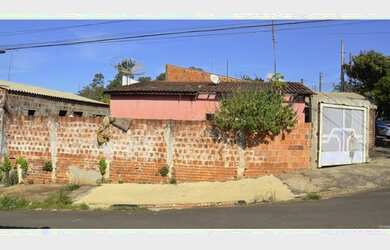 Imagem: A casa possui 3 Dormitórios, 1 Banheiro, 100m² de Área e