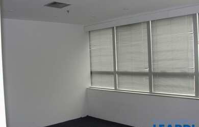 Imagem: O depósito para alugar possui 4 Vagas na garagem e 160m² de