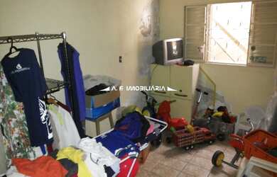 Imagem: A casa possui 3 Dormitórios, 2 Banheiros, 2 Vagas na garagem