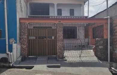 Imagem: A casa possui 5 Dormitórios, 3 Banheiros, 1 Vaga na garagem