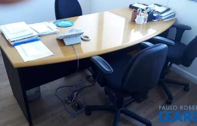 Imagem: O depósito possui 3 Vagas na garagem, 181m² de Área e está