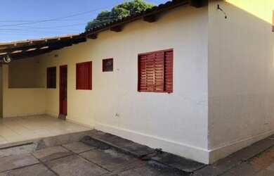 Imagem: A casa possui 2 Dormitórios, 1 Banheiro, 1 Vaga na garagem