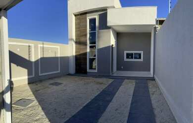 Imagem: A casa possui 3 Dormitórios, 2 Banheiros, 2 Vagas na garagem