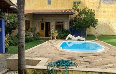 Imagem: A casa possui 3 Dormitórios, 5 Banheiros, 5 Vagas na garagem