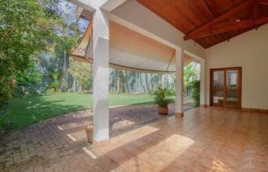 Imagem: A casa possui 4 Dormitórios, 5 Banheiros, 5 Vagas na garagem