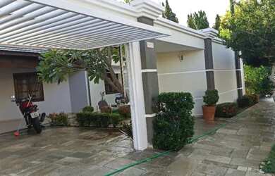 Imagem: A casa possui 5 Dormitórios, 4 Banheiros, 5 Vagas na garagem