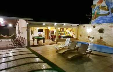 Imagem: A casa possui 4 Dormitórios, Acomodam 12 pessoas, 5 Vagas na