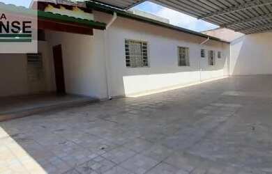 Imagem: A casa possui 3 Dormitórios, 2 Banheiros e 120m² de Área