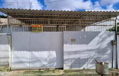 Imagem: A casa possui 2 Dormitórios, 1 Banheiro, 2 Vagas na garagem