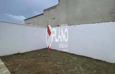 Imagem: A casa possui 3 Dormitórios, 2 Banheiros, 2 Vagas na garagem