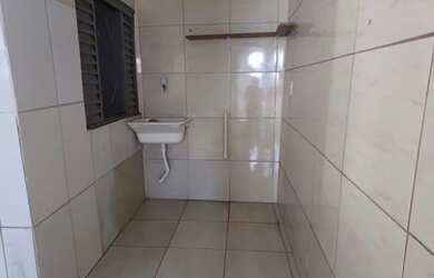 Imagem: A casa possui 2 Dormitórios, 1 Banheiro, 1 Vaga na garagem